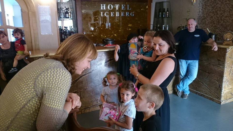 Sandra Roelofs and her son hand out gifts to people affected by the Tbilisi Flood geotv.ge